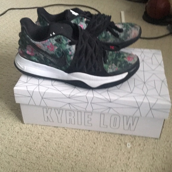 Kyrie Low size 9 - Picture 4 of 5